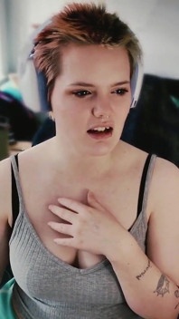 Mindfucked od Ai - Vycvičená být děvkou - Ezra Faith Buzzcut děvka