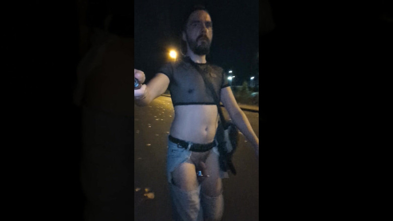 kinkygaynudist: Hij Loopt 's Nachts Alleen - Maar Hij Weet Dat Er Iemand...