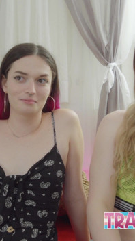 Tengere trans Natalie Stone wordt in haar kont gevingerd en zonder condoom geneukt