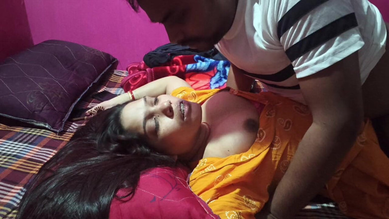 Sona bhabhi: Sexy Sona tvrdě ošukaná svým švagřem. Když její nevlastní sestra nebyla...