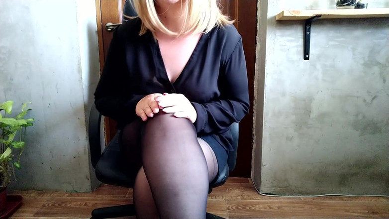 OurFetishLife: 美腿和大肚子俄罗斯熟女在玻璃杯里撒尿