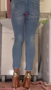 Je m’enfile désespérément mon jean et mes highheels