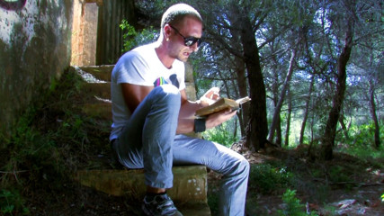 Big Tits World: Sexy beute im wald für einen bösen und erregten typen