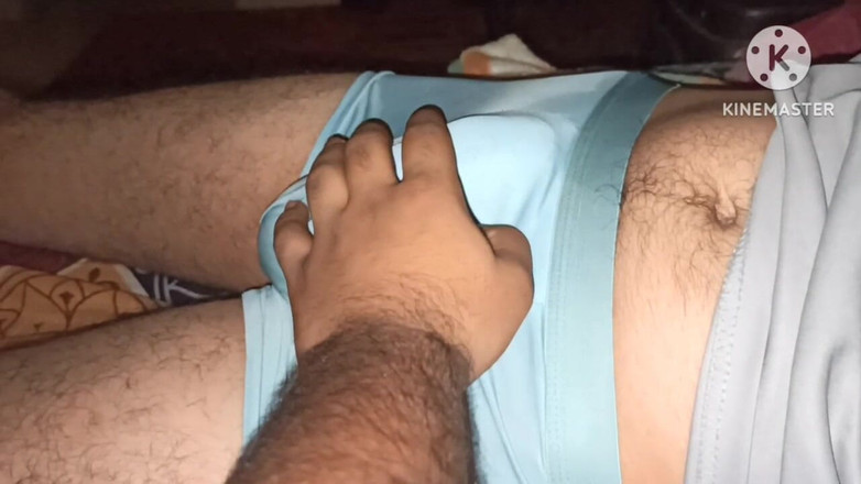 Desi__Panda: Primera vez que abro la ropa interior de mi hermanastro...