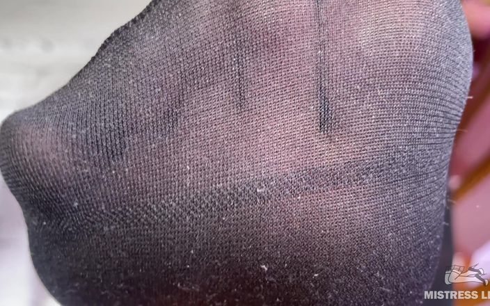 Mistress Legs: Moje páchnoucí nohy v černých punčochách škádlí nad tebou obličej na žebříku - část 2