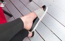 Goddess Misha Goldy: Mijn nieuwe glanzende slippers bungelend buitenshuis