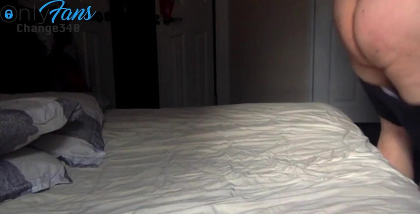 Change340: 친구 집에서 밤을 지내면서 친구가 방 밖에서 TV를 보면서 나를 빨아