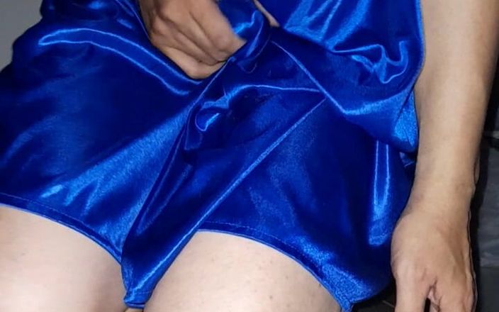 Naomisinka: Masturbation, éjaculation dans de la lingerie en satin bleu et soie