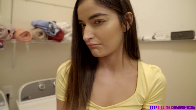 StepSiblings Caught: Demi-sœur naïve - S8 : E5