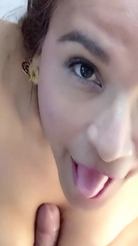 빨간 란제리: MILF Gina Halime은 정액으로 가슴을 목욕시킵니다.