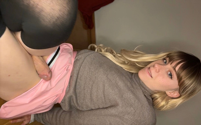 Fembaby: 18歳のトランス女性のアナルマスターベーション