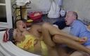 German amateur couples: Темноволоса німецька повія знищена двома жорсткими членами у ванній кімнаті