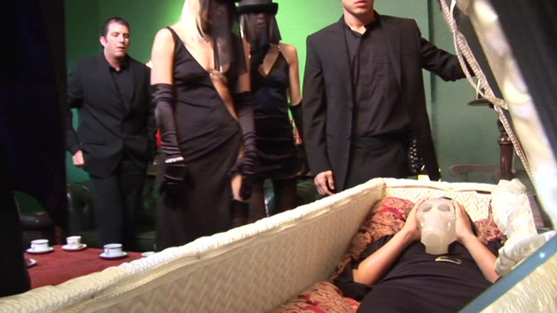 Im Bored lets Orgy: Gente ricca idea di divertimento: un'orgia misteriosa