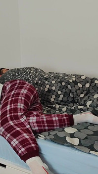 恋足癖黑发女郎在早上的Shanaxnow吮吸脚趾