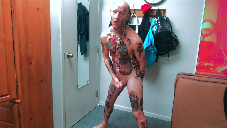 Straight ish Jake Grand: Un uomo completamente tatuato si scopa un dildo