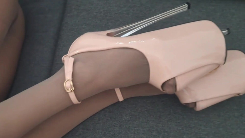 LauraOnHeels: MILF met een perfect lichaam showt op hakken en panty's