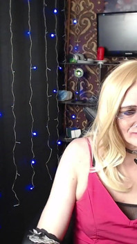 Curvă Transsexuală În Rochie Roșie