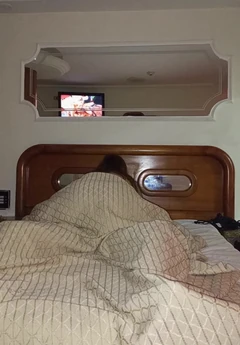 Sono andato nella stanza del ragazzo della mia sorellastra perché lei stava ancora a lavorare