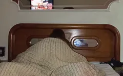 Entré en la habitación del novio de mi hermanastra porque ella se quedó trabajando