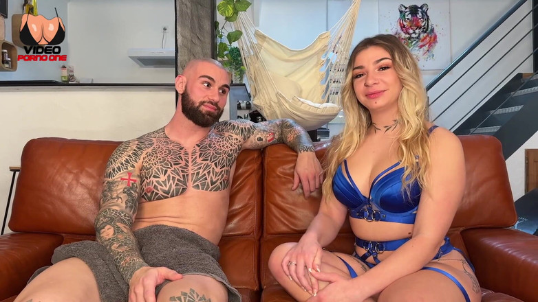 Video Porno One: Büyük bir adamın yanından geçiyor!