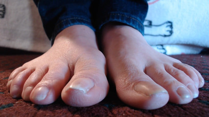Abby Anna: Unghie dei piedi lunghe