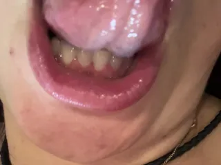 明るくてホットなブルネットの口フェチ