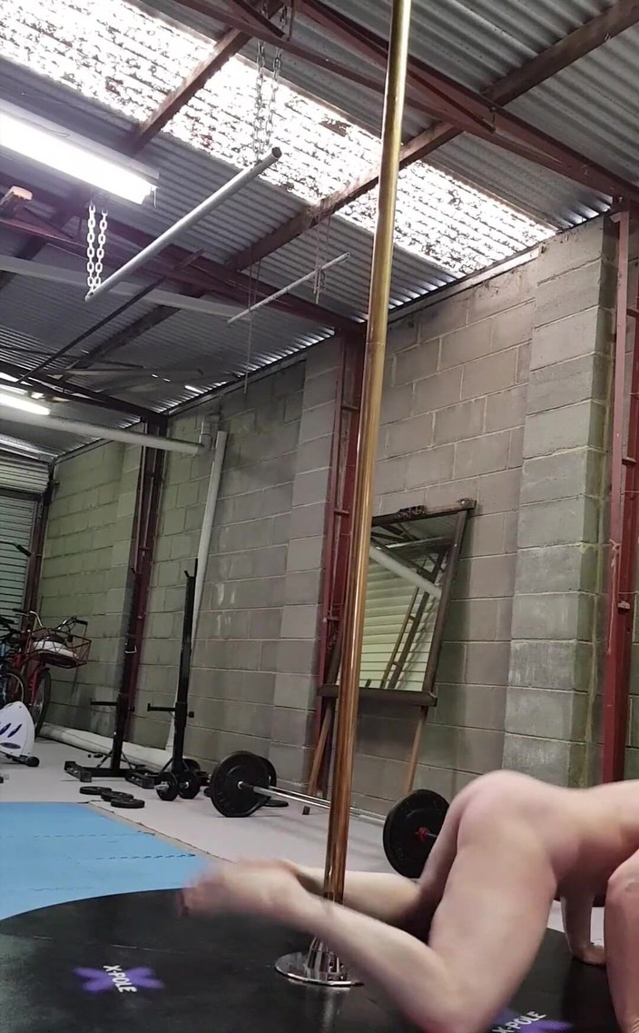 Michellexm: 超级性感的钢管舞，有一次我冲在地板上，你可以听到敲打的声音，那是我的阴蒂穿孔