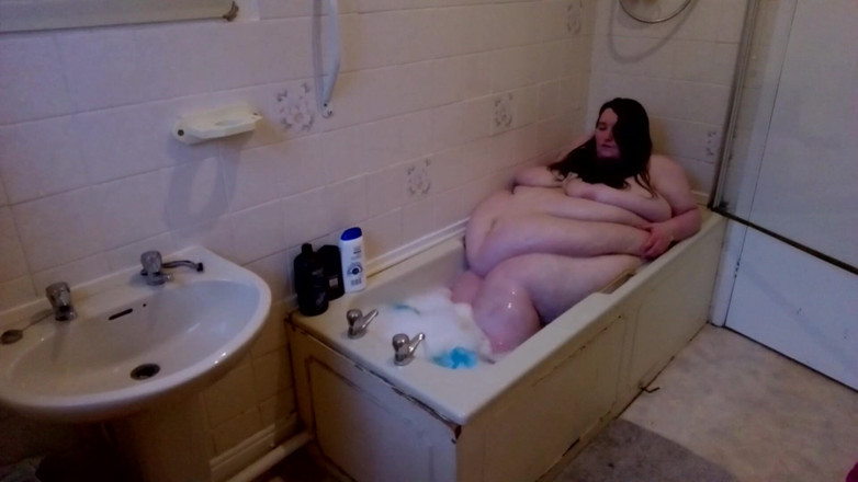 SSBBWLadyBrads: Sbbw attempts to take a bath, can she fit?