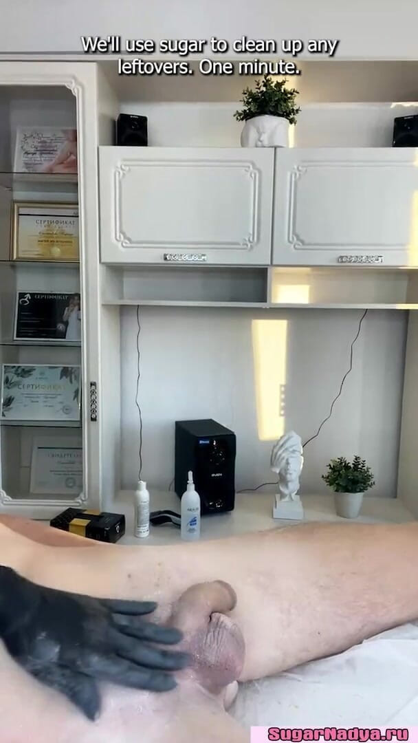 SugarNadya: Épilation à la cire d'un homme avec une énorme bite, je voulais...