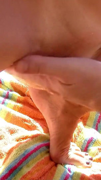 Blond nastolatka Tamara zostaje zerżnięta przez tatę i chłopaka na plaży