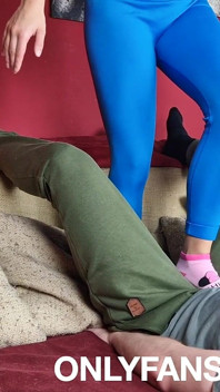 Bolas chutando e pisoteando em meias e leggings fofas, femdom jozi pisa