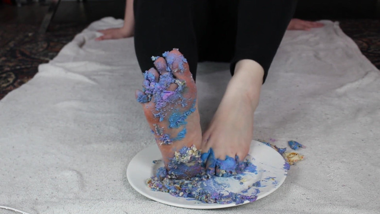 Emma Lilly: Rompiendo cupcakes con mis dedos de los pies