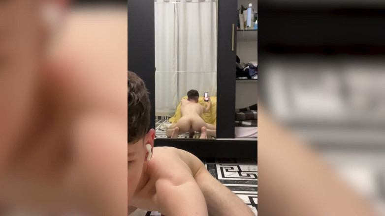 Kedoimath: Kedoimath: ragazzo gay sul letto che mostra il suo culo...