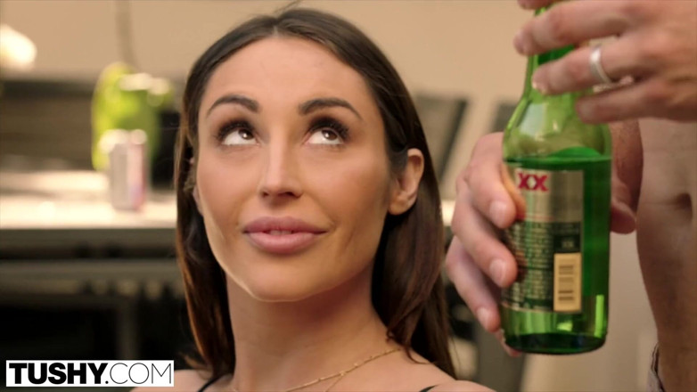 Tushy: TUSHY - Soția sexy adoră penetrarea dublă cu soțul ei și cel...