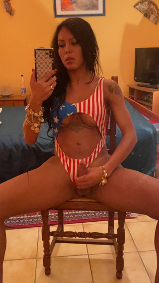 Luciana Foxx: Красивый бразильский транссексуал Luciana Foxx мастурбирует перед зеркалом