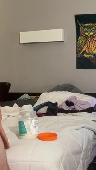 Neuk haar gezicht en buig haar uiteindelijk over het bed en reling haar van achteren