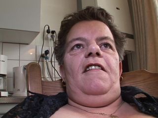 Mature NL: この大きな主婦は台所で自分自身を行います