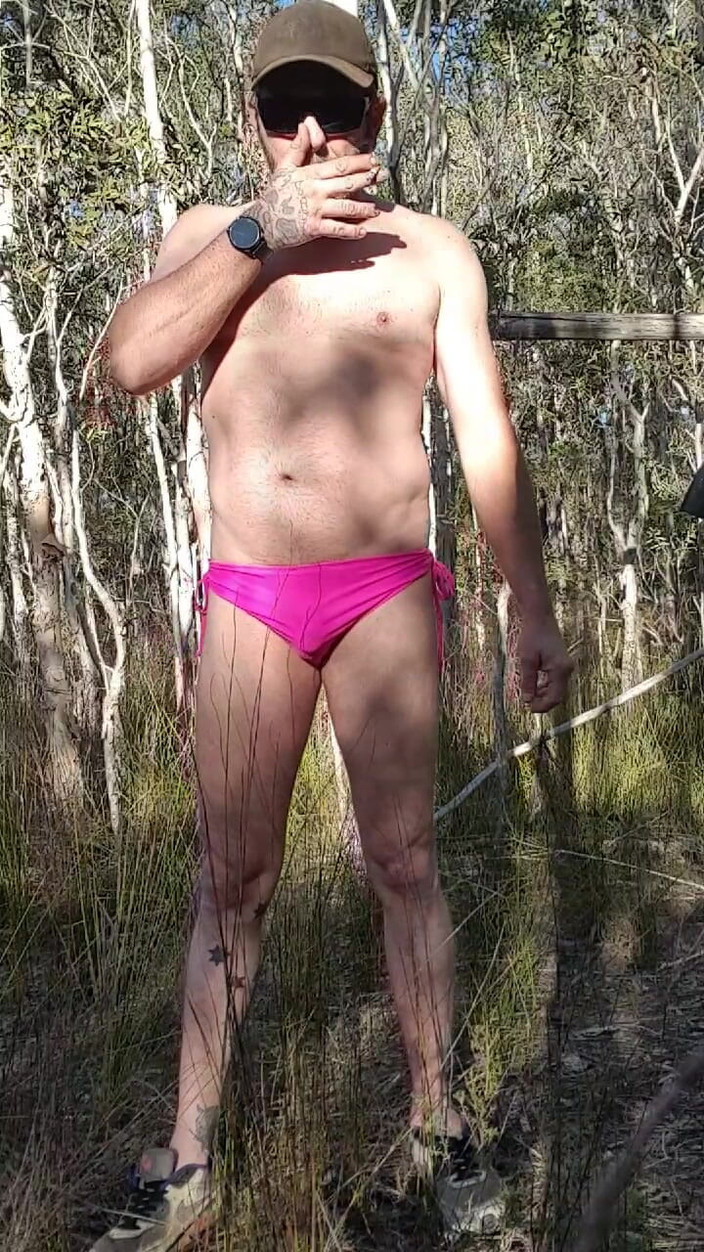 Madaussiehere: Hot Pink Bikini Bushwalk, bujna zieleń natury spotyka gorącą, przyciągającą...