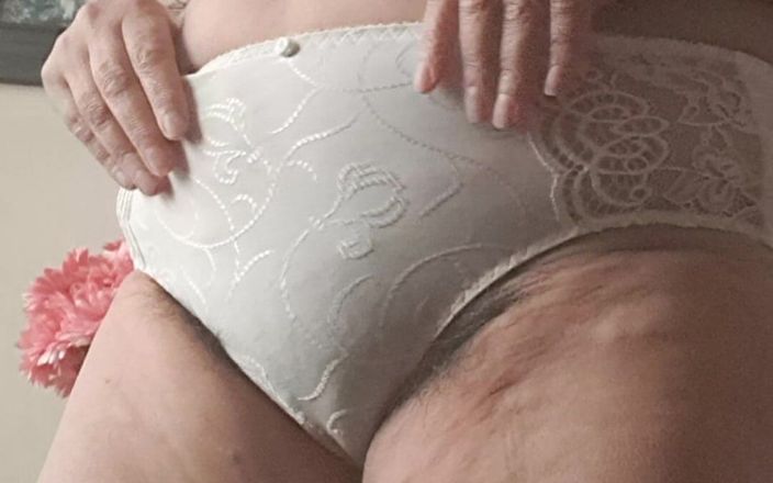 Mommy big hairy pussy: Cewek seksi dengan celana dalam dan tubuh aduhai lagi asik...