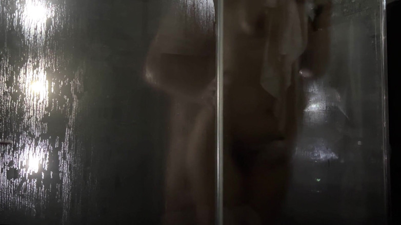 ManMaxCum: 겸둥이 갈색 머리의 비누 질에 미끄러진 자지