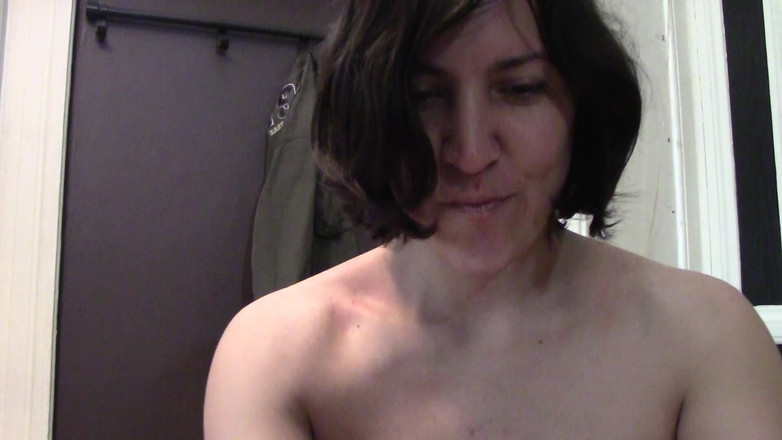 We heart Milfs: कामुक काले बाल वाली शौकिया खुद को चोदने वाले लड़के को फिल्माती है