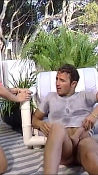 Ela é fodida por seus dois homens com um grande pau duro