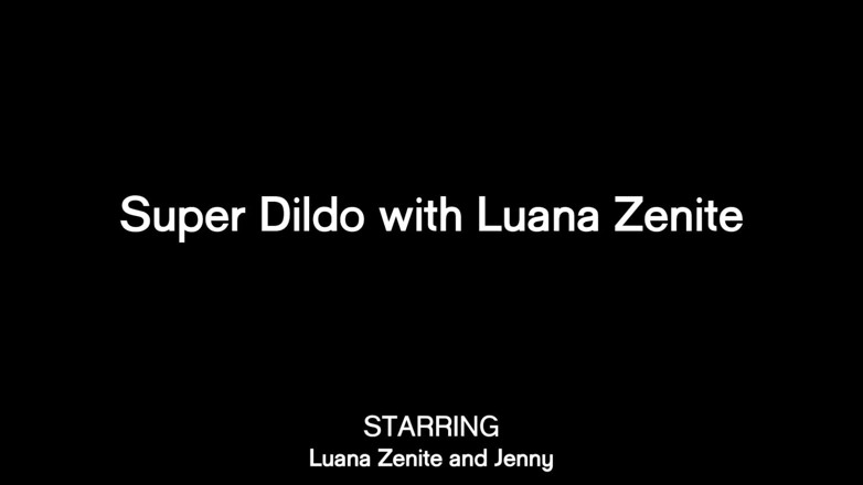 MF Desires: Super Dildo mit Luana Zenite