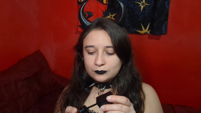 Sofia Nightshade: Maquillage avec du rouge à lèvres noir
