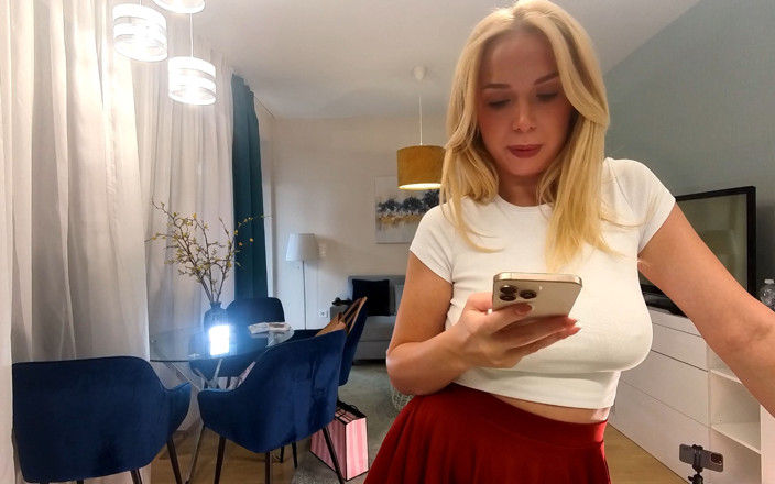 Under Her Skirt: Товсті calves без бюстгальтера, великі цицьки, вся натуральна блондинка дружина на кухні, показуючи свої трусики під її міні-спідницею