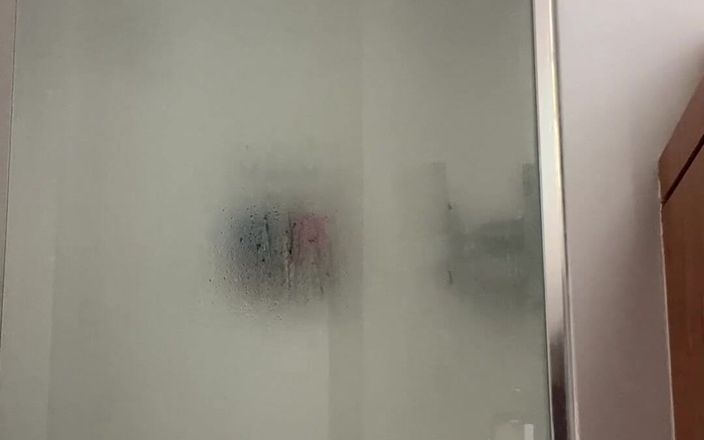 Avril Showers: 내 토론토 애인은 방금 떠났기 때문에 내일 호텔 방에서 영화를 찍을 때까지 기다릴 수 없어 침대 전 샤워실을 촬영할 거라고 생각했습니다.