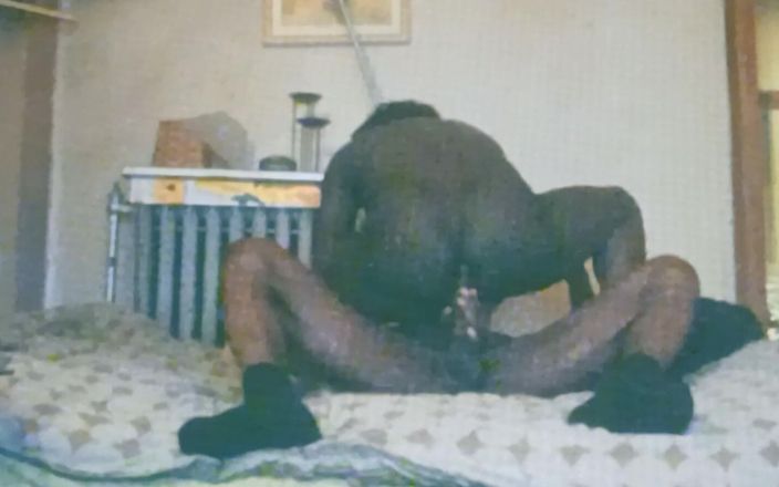 TS freaky MILF: 挤奶大黑屌中出自制的变性人