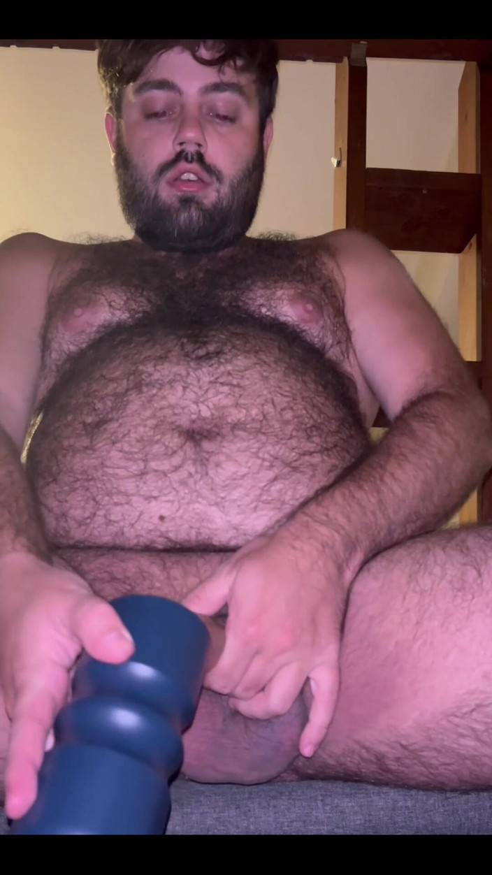 BearSmallCZ: Aku lagi asik muasin memekku pakai mainan seks favoritku!