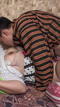 Мій зять пробирається до мене додому, поки я одна, щоб займатися зі мною сексом