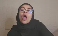 Mia niqab lagi asik nyepong kaki dan ngentot pantatku pakai dildo